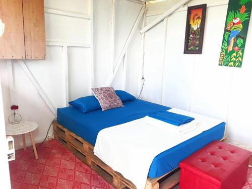 福尔图纳Rustico Arenal B&B的一间带床和凳子的小卧室