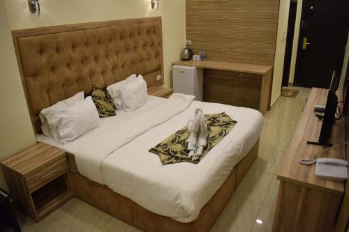 安曼Nour Hotel的酒店客房,配有带毛巾的床