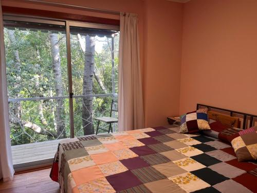 FomentoTechos Amarillos aparthotel的一间卧室设有一张床和一个大窗户