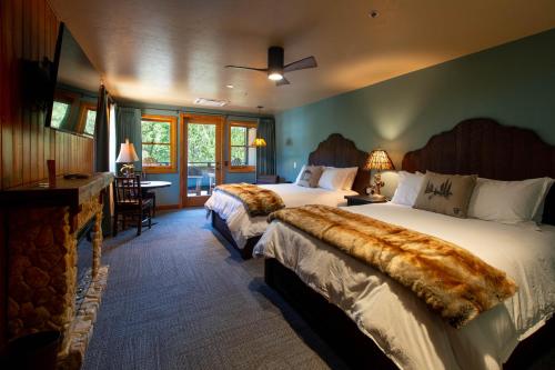 Loma LindaMt. Lemmon Lodge的酒店客房设有两张床和壁炉