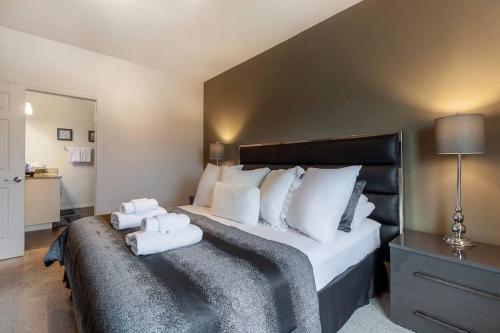 基西米Enjoy a Cozy 3 BR/Clubhouse/Near Disney and more的一间卧室配有一张大床和两条毛巾
