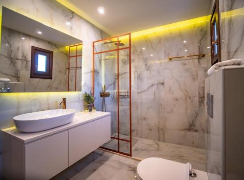 波尔塔里亚Erofili Hotel & Suites的一间带水槽和淋浴的浴室