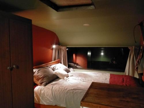 凯里凯里Down to earth NZ的一间卧室配有一张带桌子的床