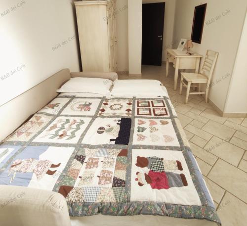 奥斯图尼Bed & Breakfast dei Colli的卧室里床上床有被子