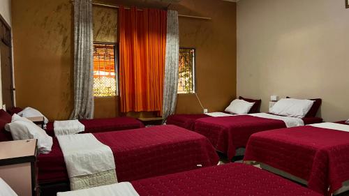 亚喀巴Al-Amer Hostel 1的带3张红色床单的房间