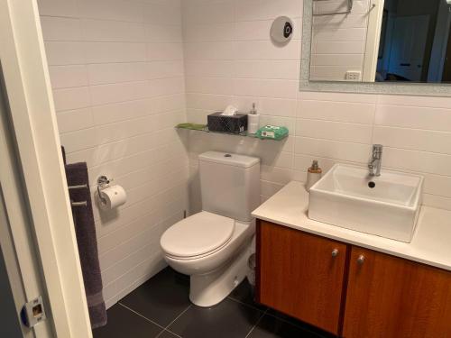芬戈和谐住宿加早餐酒店的浴室配有白色卫生间和盥洗盆。