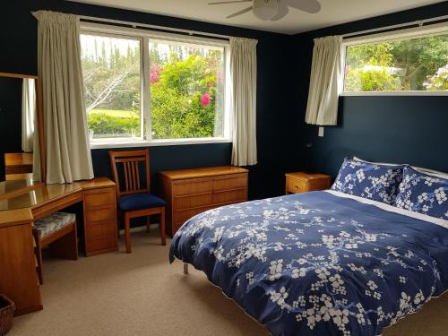 怀普TayFord Cottage的卧室配有一张床、一张书桌和窗户。