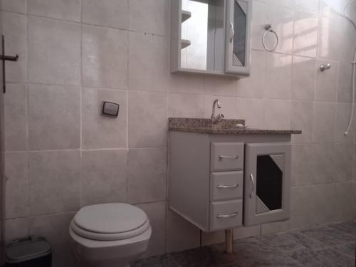 塞拉内格拉Chácara do vô Meireles的一间带卫生间、水槽和镜子的浴室