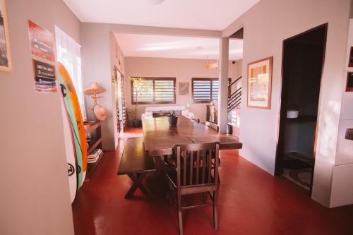皮帕La Serena Hostel的一间带木桌和椅子的用餐室