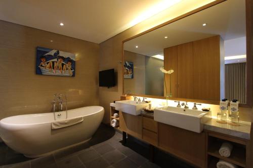 勒吉安勒吉安奥索特尔酒店的一间带两个盥洗盆和大镜子的浴室