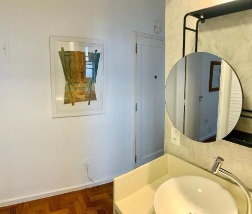 里约热内卢Fronteira Leblon/Ipanema - Vista fantástica!的一间带水槽和镜子的浴室
