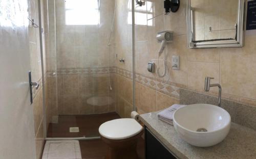 弗洛里亚诺波利斯MONTE LÍBANO HOTEL II的浴室配有卫生间、盥洗盆和淋浴。