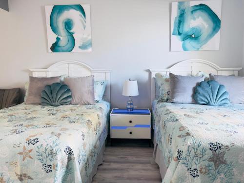 默特尔比奇Oceanview,Modern, Luxury, Carolinian Resort的卧室内两张并排的床