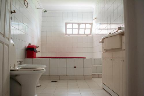 圣何塞Amplio chalet en zona centro的白色的浴室设有卫生间和窗户。