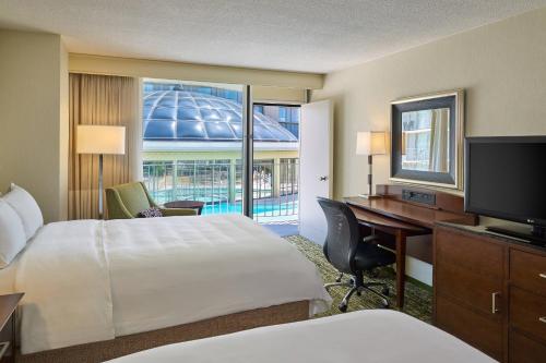 罗斯芒特Marriott Chicago O’Hare的酒店客房配有一张床、一张书桌和一台电视。