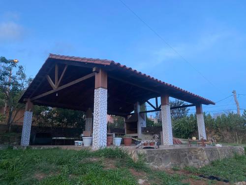 萨迈帕塔Casa Rural Doña Blanca的地表上带屋顶的亭子