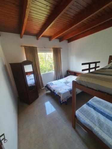 萨迈帕塔Casa Rural Doña Blanca的一间卧室配有两张床和镜子