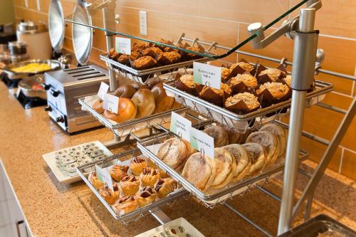 韦纳奇韦纳奇春季山丘套房的面包店在柜台上供应各种糕点和面包