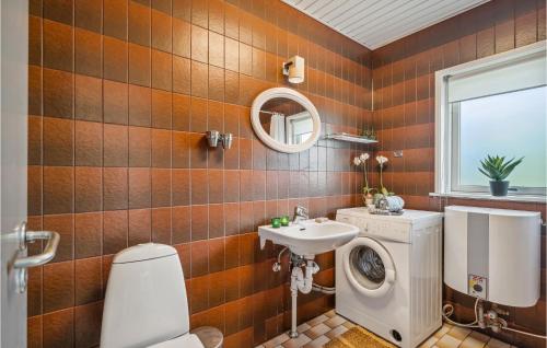 SundsAmazing Home In Sunds With Lake View的浴室设有卫生间水槽和镜子