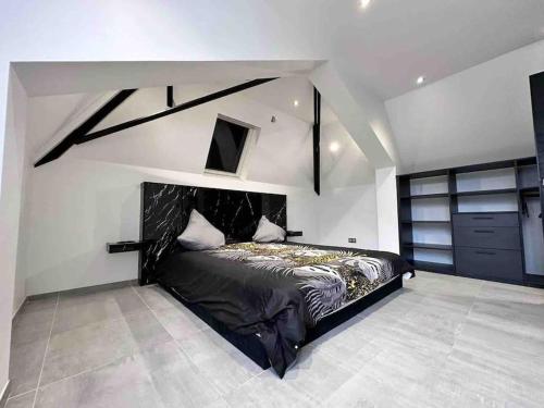 讷韦尔Le Victor Hugo - SPA的一间位于客房内的带黑色床的卧室