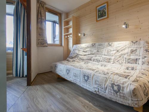 莫尔济讷Appartement Avoriaz, 2 pièces, 5 personnes - FR-1-314-264的卧室配有木墙内的一张床