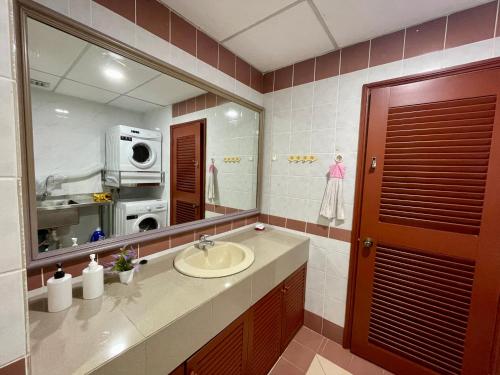 古晋Kuching City Center Riverbank Suites With Marvelous River View的一间带水槽和大镜子的浴室