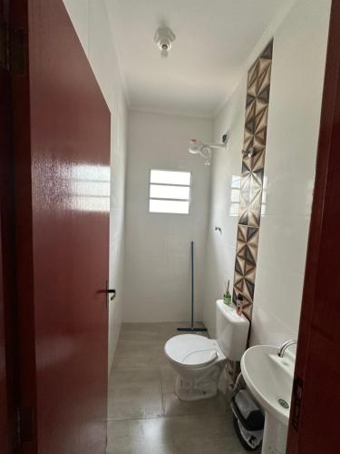 蒙加瓜Casa na Praia com Piscina - Mongaguá - Drake House的一间带卫生间和水槽的浴室