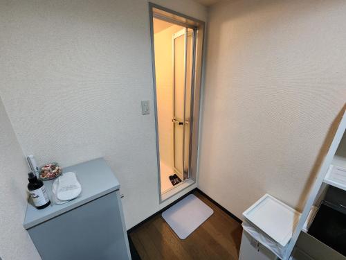 大阪난바역 도보5분 시내중심 MORI Apartment的小房间设有白色冰箱和镜子