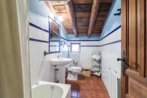 ArchivelCasas Rurales Noguericas的浴室配有白色卫生间和盥洗盆。