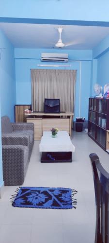 吉大港Home Stay Chittagong的客厅配有沙发和桌子
