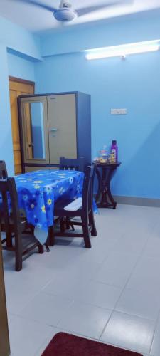 吉大港Home Stay Chittagong的蓝色的客房配有蓝色的桌子和椅子