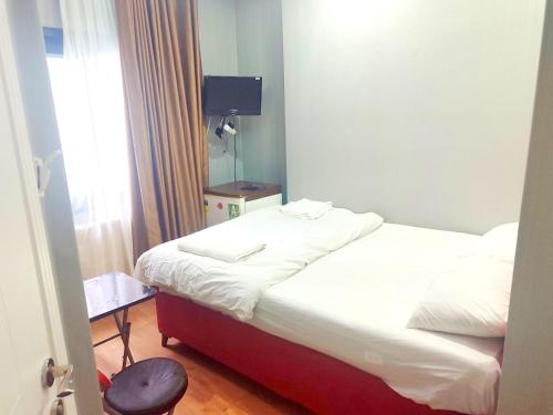 伊斯坦布尔Family Hotel Taksim的卧室配有床、椅子和窗户。