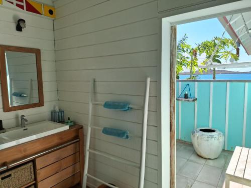 Beach House Lodge的一间带水槽和镜子的浴室