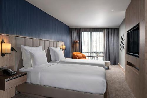 伊斯坦布尔奥塔科伊公主酒店的酒店客房设有一张大床和一台电视。