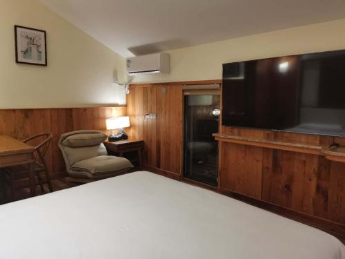 苏州枕窗听雨客栈（(苏州观前拙政园店）的配有一张床和一台平面电视的酒店客房