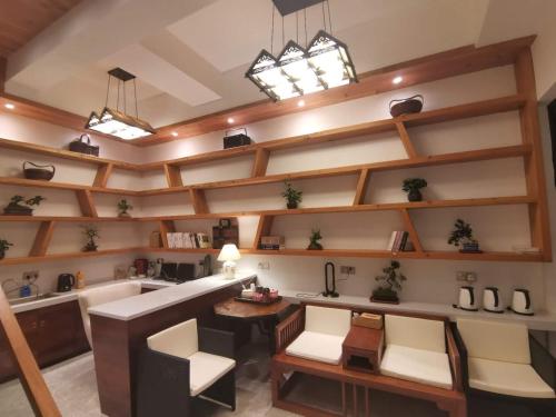 苏州枕窗听雨客栈（(苏州观前拙政园店）的大房间设有书架和带浴缸的厨房