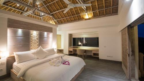 蓝梦岛Villa Coral Lembongan的一间卧室,床上有两双鞋