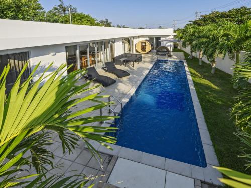 今归仁村Pool Villa Imadomari by Coldio Premium的一座房子后院的游泳池