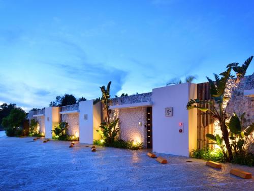 今归仁村Pool Villa Imadomari by Coldio Premium的夜空一排白色的建筑
