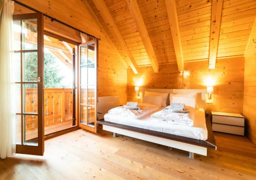 Hartelsberg1A Chalet Koralpe - im Ski Gebiet - Sauna und Wellness的木屋内的卧室配有一张床