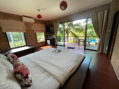 班帕那普兰Chill Villa的一间卧室设有一张大床和大窗户