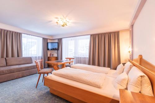 伊施格尔海尔维加尼酒店的酒店客房,配有床和沙发