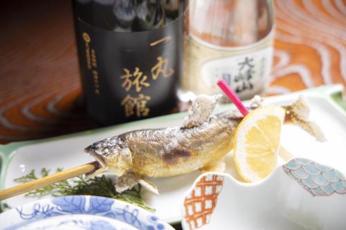 天川村Ichimaru Ryokan - Vacation STAY 35990v的一只盘子里的鱼,一只柠檬片