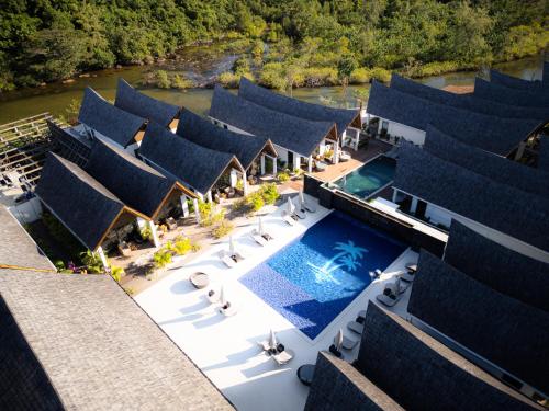 瓜隆岛Golden Beach Resort的享有带游泳池的度假村的空中景致