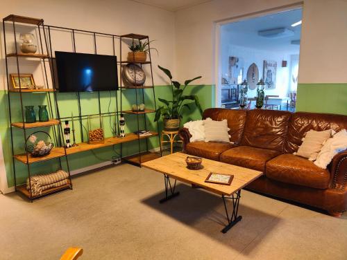 TranekærPension Skovly的客厅配有棕色沙发和茶几