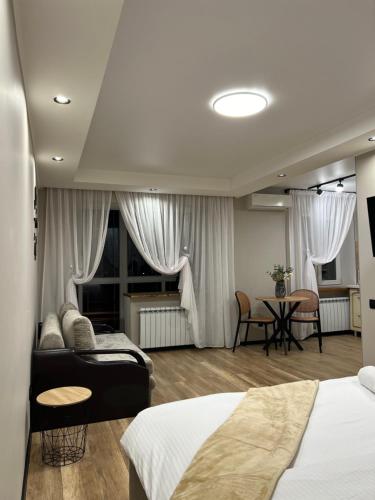 尼古拉耶夫21 вулиця Адміральська的一间卧室设有一张床和一间客厅。