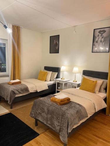 布罗斯Noah Longstay Borås的一间客房配有两张床和一张沙发