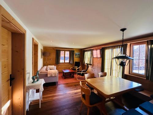 茨韦西门Chalet Solaria 2 bedrooms with mountain and garden view的客厅配有桌子和沙发