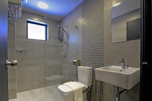 怡保园景酒店的浴室配有卫生间、盥洗盆和淋浴。