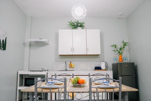 公主港Stylish 2-BR Transient Apartment in Prime Location的厨房配有一张桌子,上面放着一碗水果